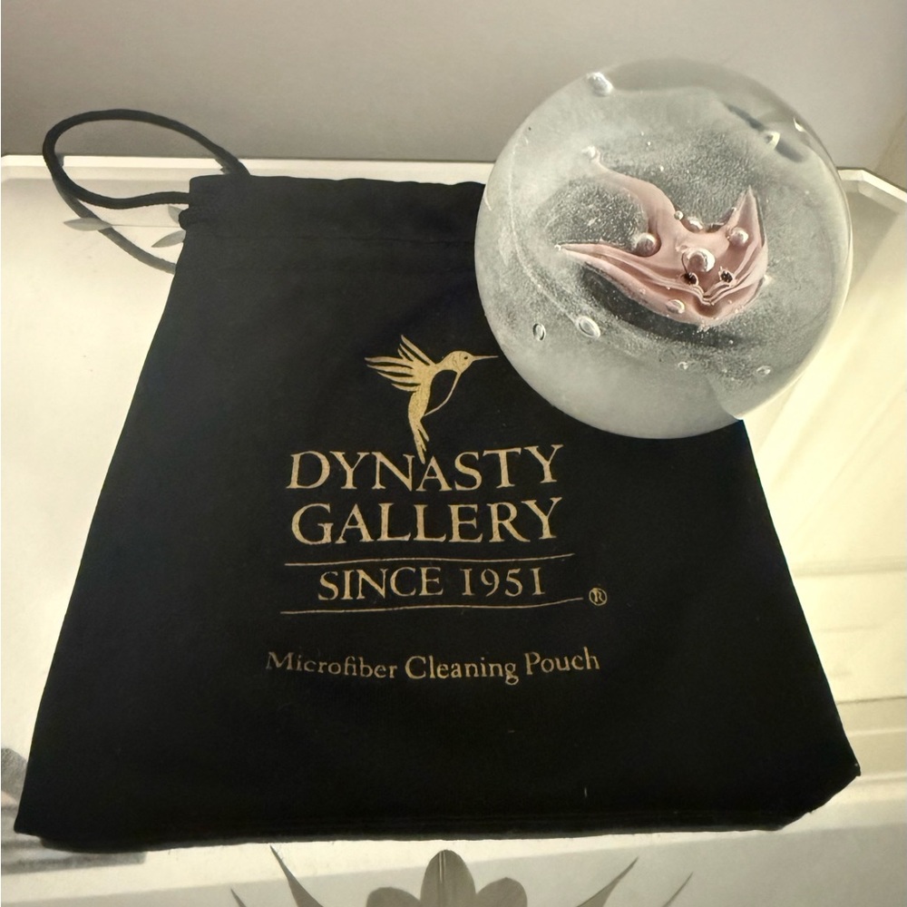 Dynasty Gallery Glow in the Dark - Glass Paperweight with Pink Stingray